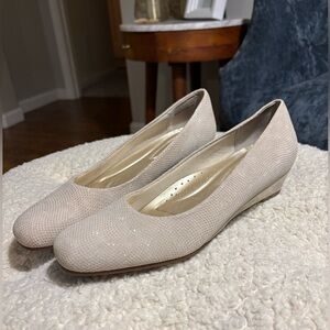 Trotters wedge beautiful soft metallic color. Great condition. Size women’s 8.5